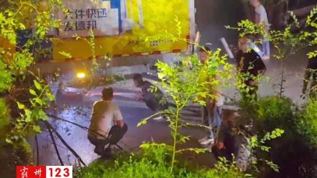 夜间救援现场!车陷霸州村边泥坑